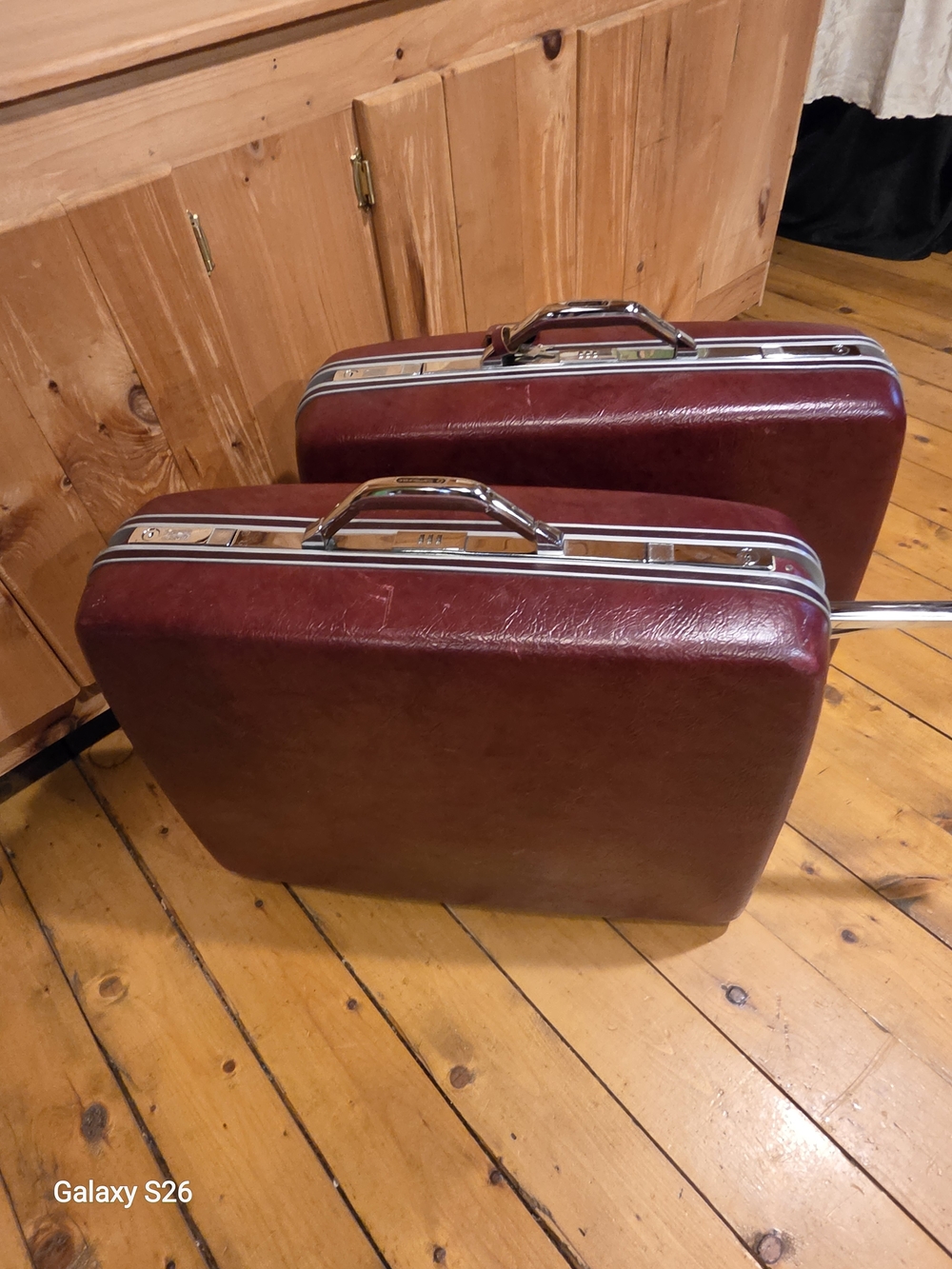 One Hardside Samsonite II  Burgundy Large Suitcase With Wheels